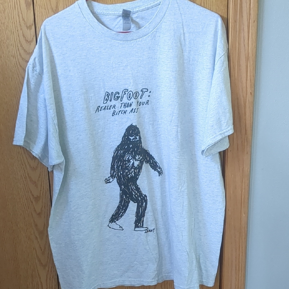 Gildan Bigfoot Graphic T-Shirt - Light Gray